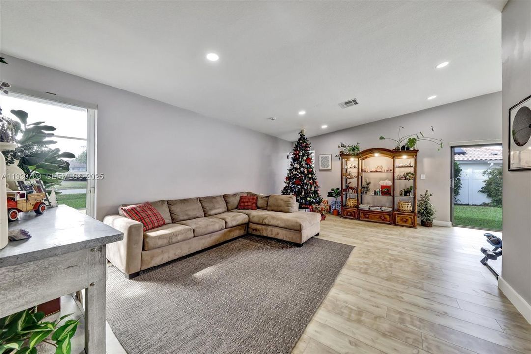 待售: $739,900 (3 贝兹, 2 浴室, 2218 平方英尺)