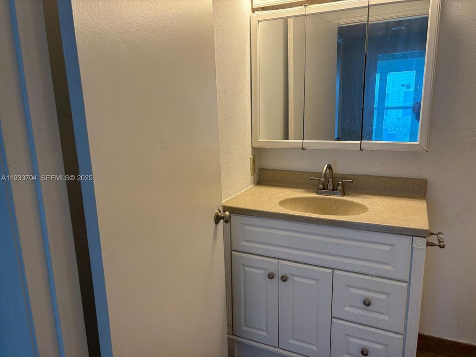 出租: $1,950 (2 贝兹, 1 浴室, 758 平方英尺)