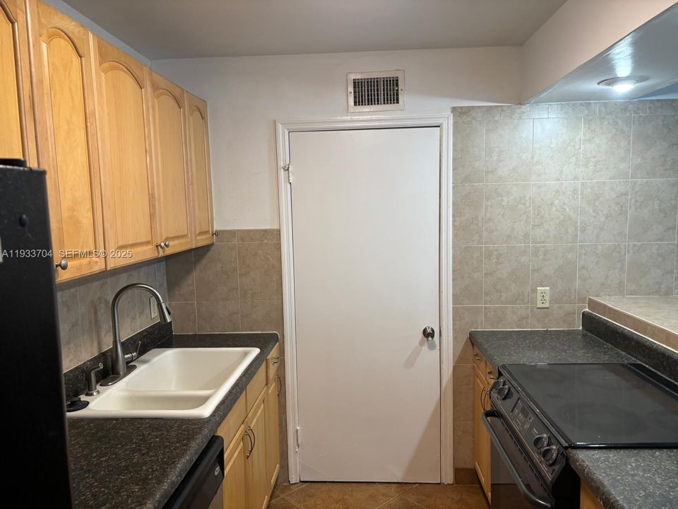 出租: $1,950 (2 贝兹, 1 浴室, 758 平方英尺)