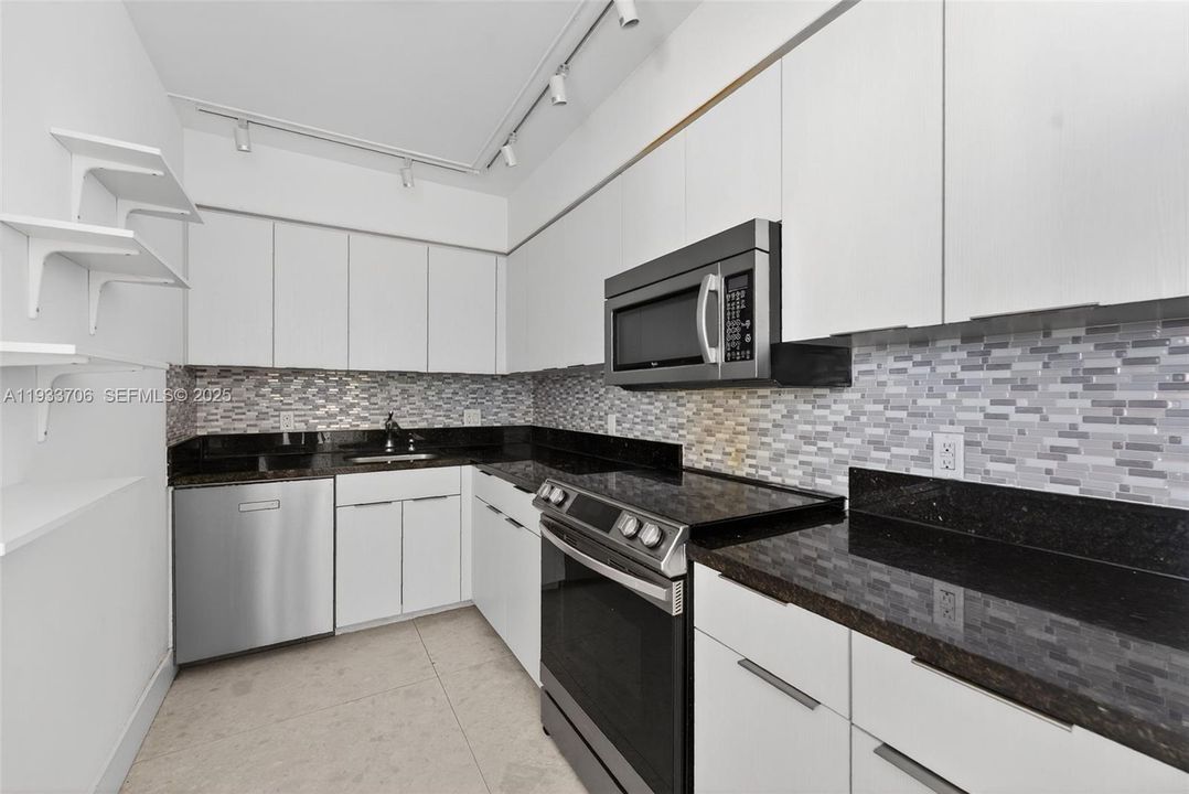 For Rent: $3,695 (2 beds, 2 baths, 960 Square Feet)