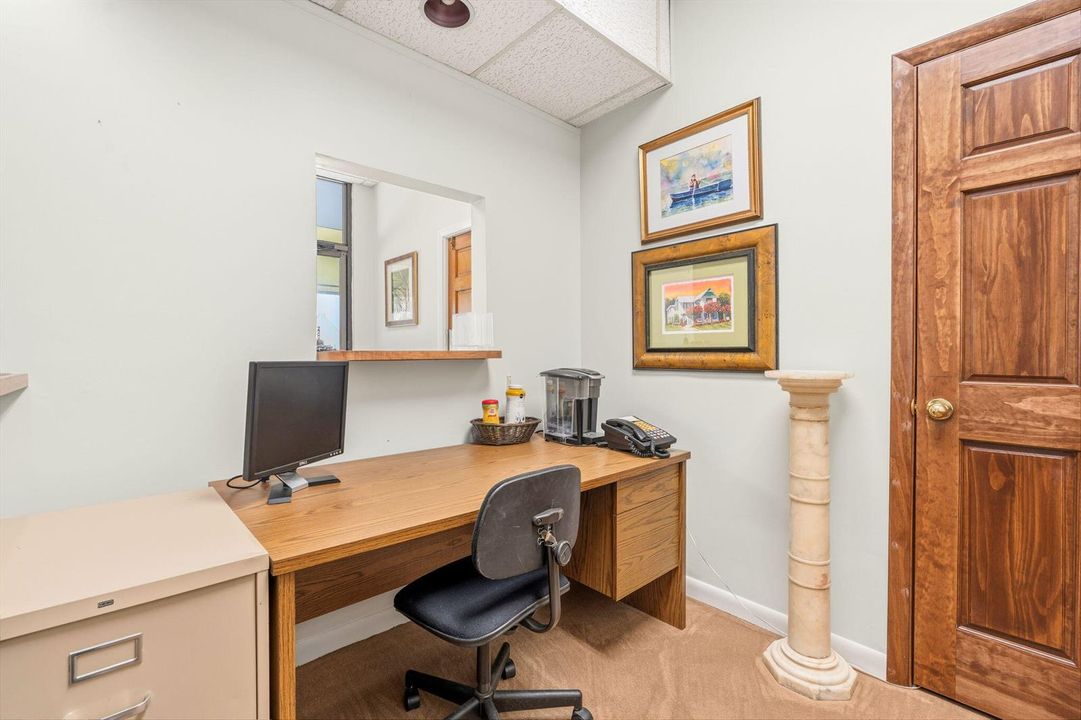 321 Welcoming Receptioist Desk