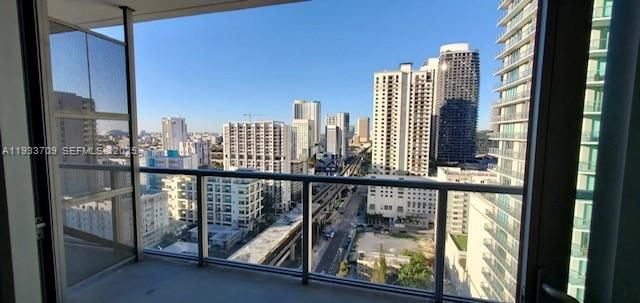 For Rent: $2,900 (1 beds, 1 baths, 705 Square Feet)