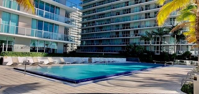 For Rent: $2,900 (1 beds, 1 baths, 705 Square Feet)