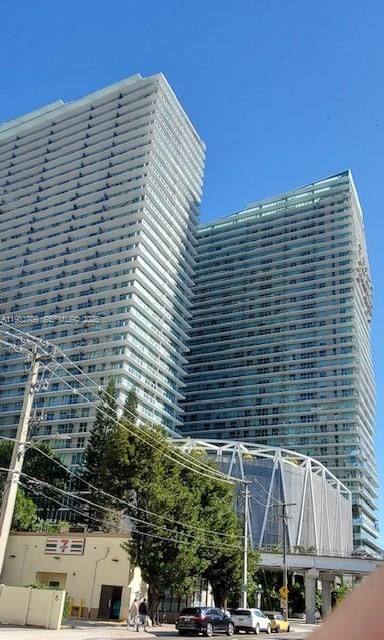 For Rent: $2,900 (1 beds, 1 baths, 705 Square Feet)