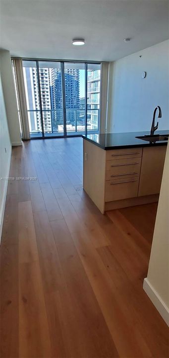 For Rent: $2,900 (1 beds, 1 baths, 705 Square Feet)