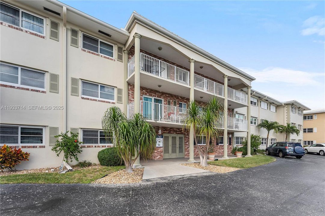 For Sale: $429,900 (2 beds, 2 baths, 1100 Square Feet)