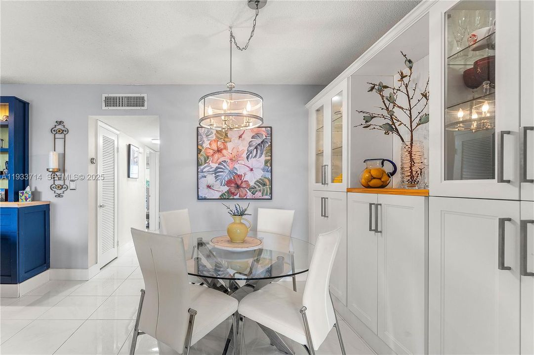 For Sale: $429,900 (2 beds, 2 baths, 1100 Square Feet)