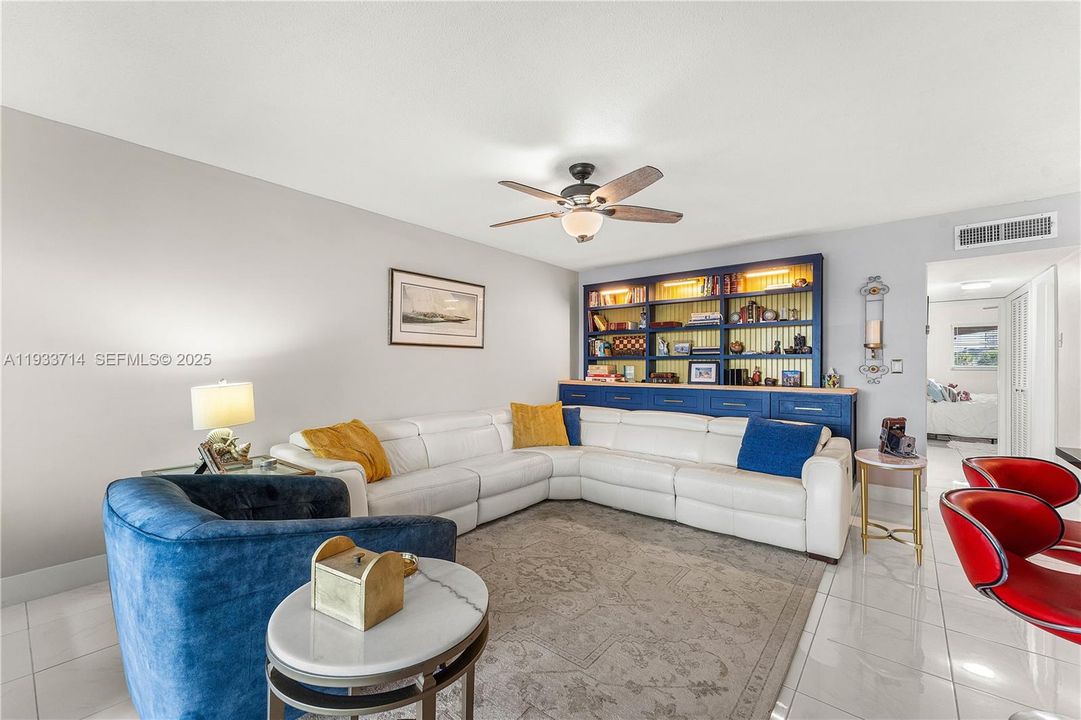 For Sale: $429,900 (2 beds, 2 baths, 1100 Square Feet)