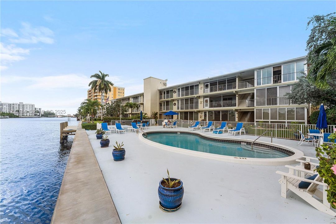 For Sale: $429,900 (2 beds, 2 baths, 1100 Square Feet)