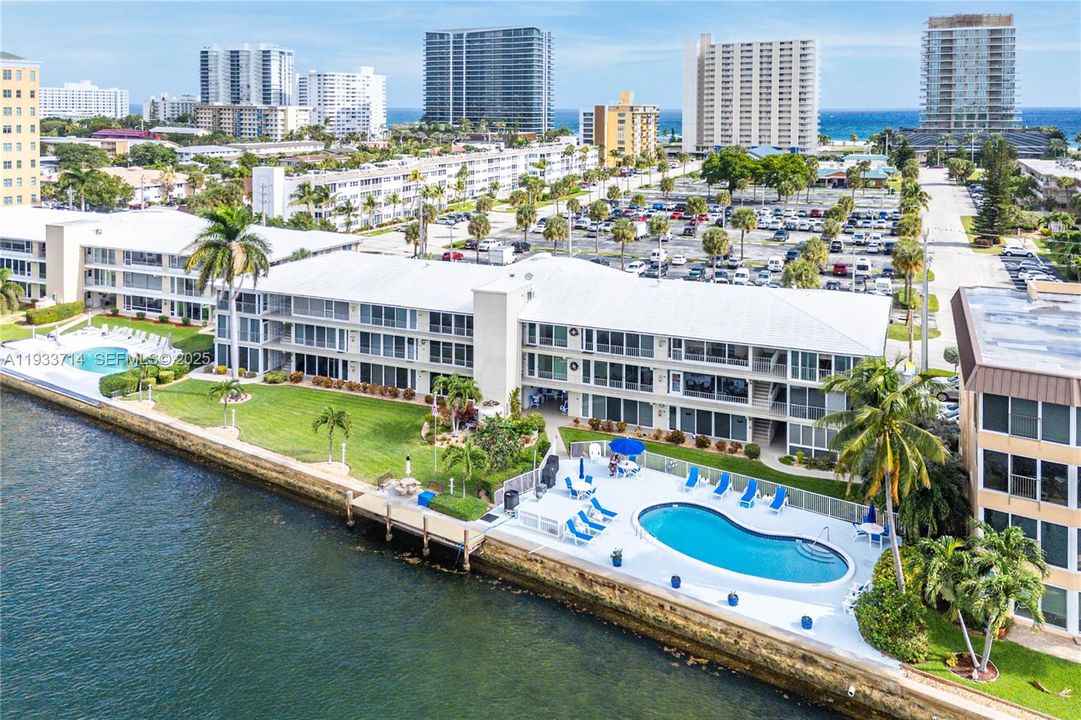 For Sale: $429,900 (2 beds, 2 baths, 1100 Square Feet)