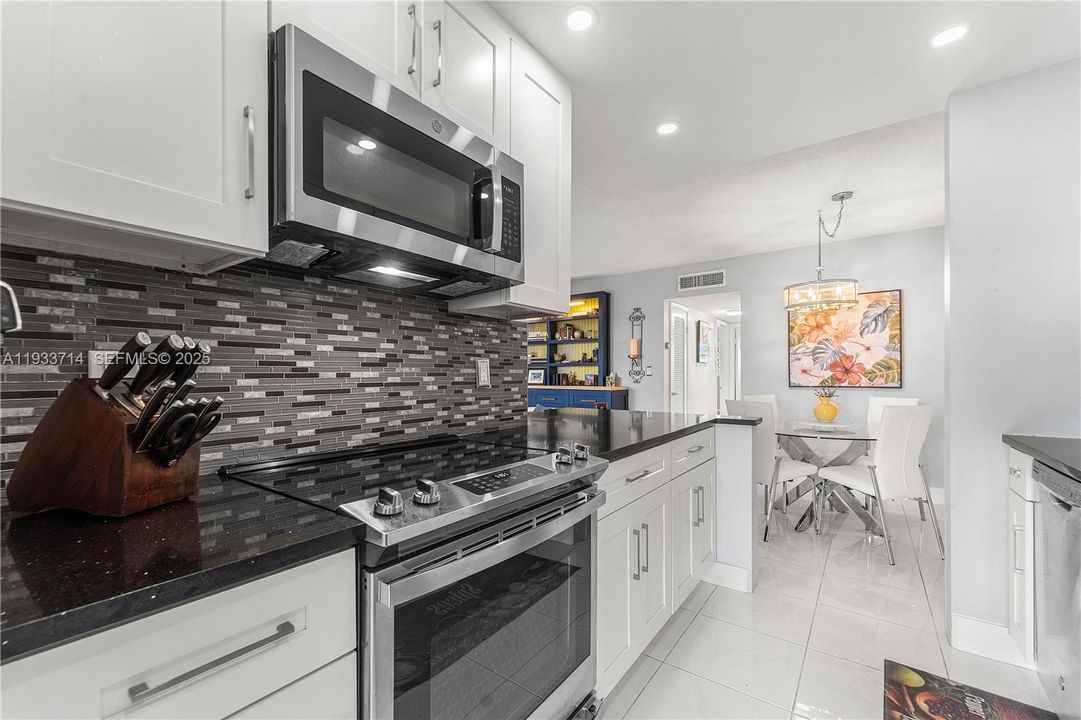 For Sale: $429,900 (2 beds, 2 baths, 1100 Square Feet)