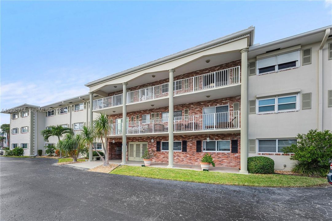 For Sale: $429,900 (2 beds, 2 baths, 1100 Square Feet)