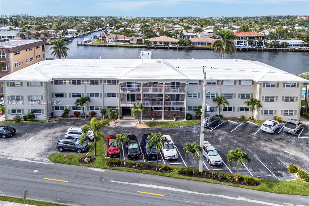 For Sale: $429,900 (2 beds, 2 baths, 1100 Square Feet)