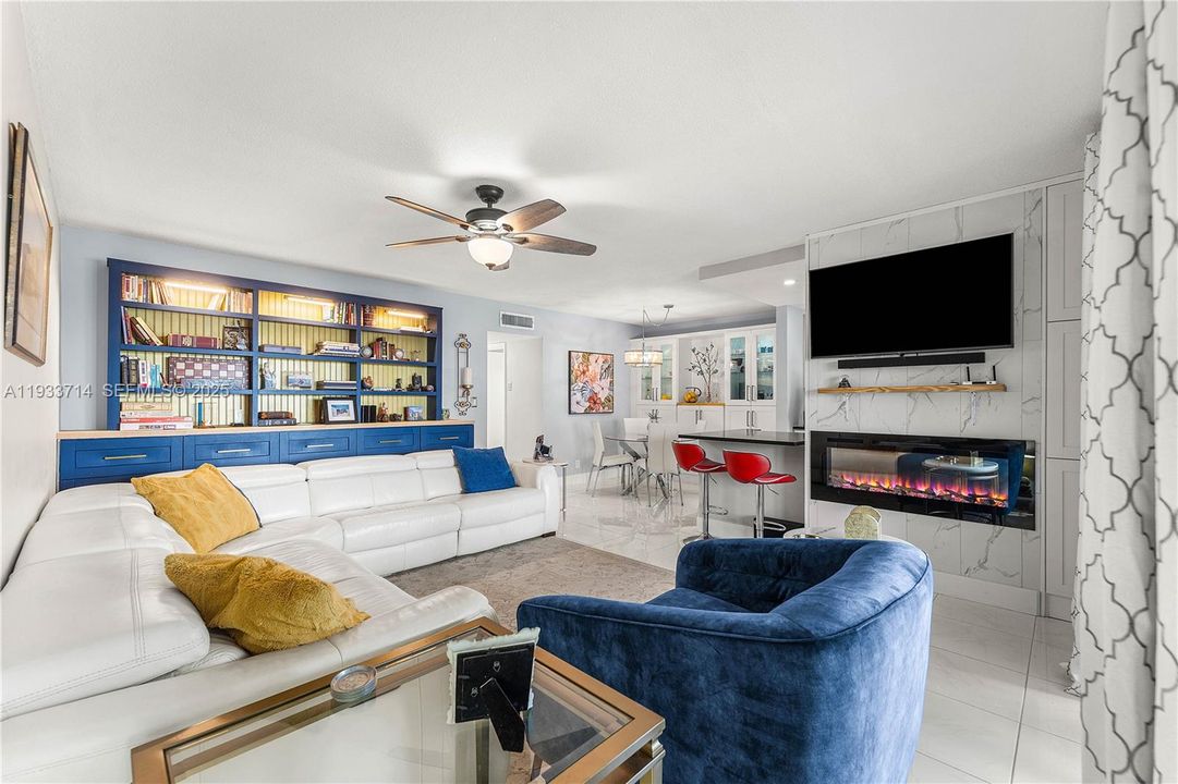 For Sale: $429,900 (2 beds, 2 baths, 1100 Square Feet)