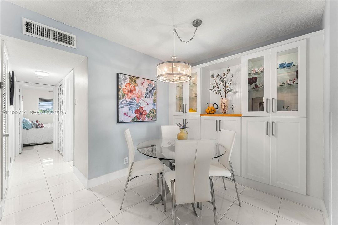 For Sale: $429,900 (2 beds, 2 baths, 1100 Square Feet)