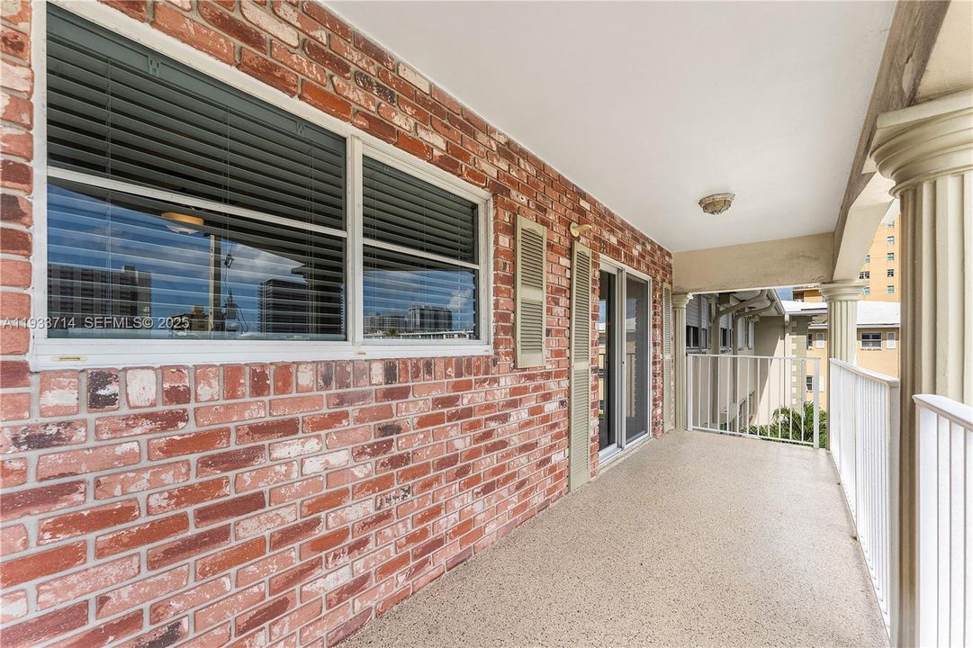 For Sale: $429,900 (2 beds, 2 baths, 1100 Square Feet)