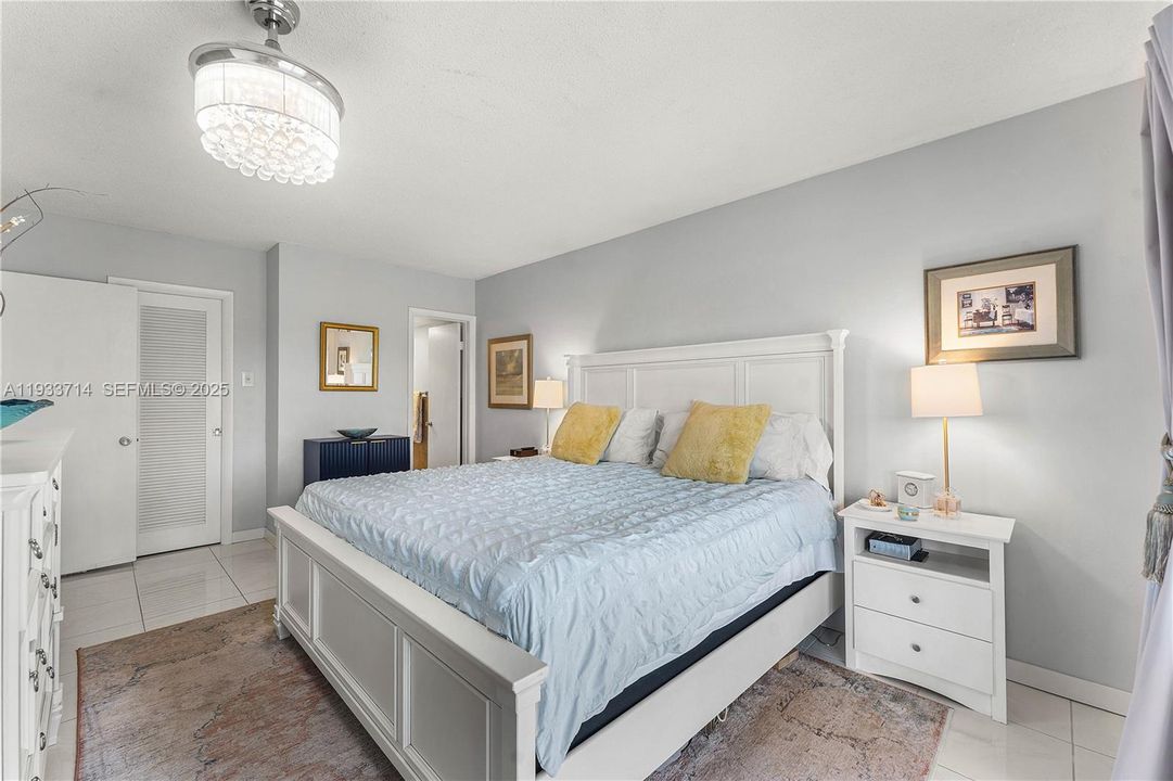 For Sale: $429,900 (2 beds, 2 baths, 1100 Square Feet)