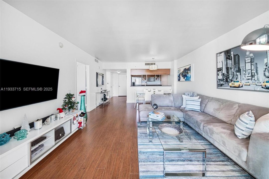 For Sale: $389,900 (1 beds, 1 baths, 822 Square Feet)