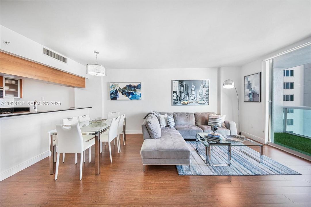 For Sale: $389,900 (1 beds, 1 baths, 822 Square Feet)