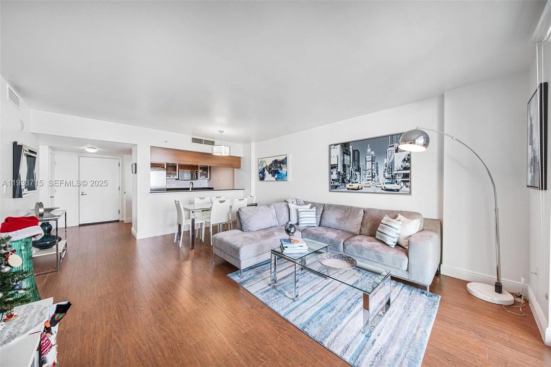 For Sale: $389,900 (1 beds, 1 baths, 822 Square Feet)