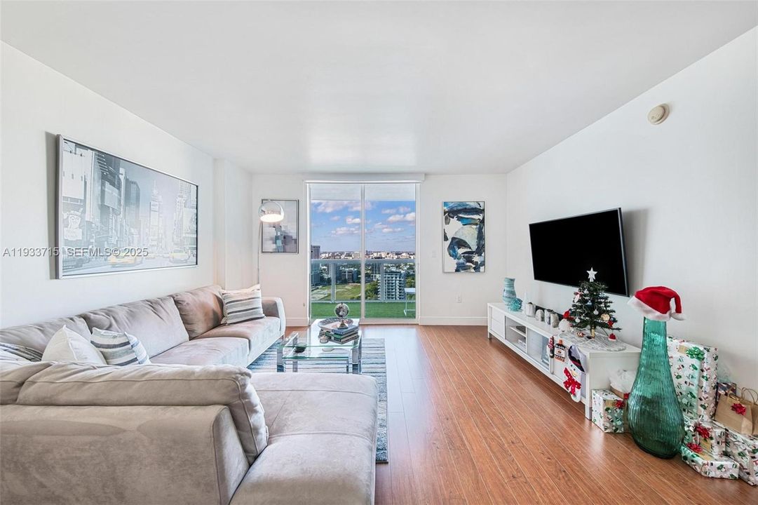 For Sale: $389,900 (1 beds, 1 baths, 822 Square Feet)