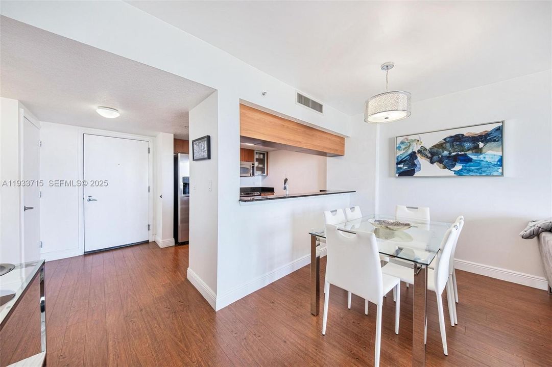 For Sale: $389,900 (1 beds, 1 baths, 822 Square Feet)