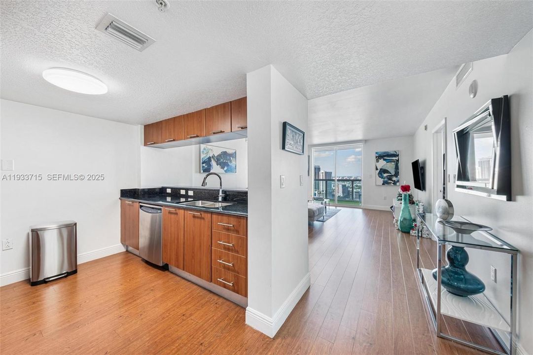 For Sale: $389,900 (1 beds, 1 baths, 822 Square Feet)
