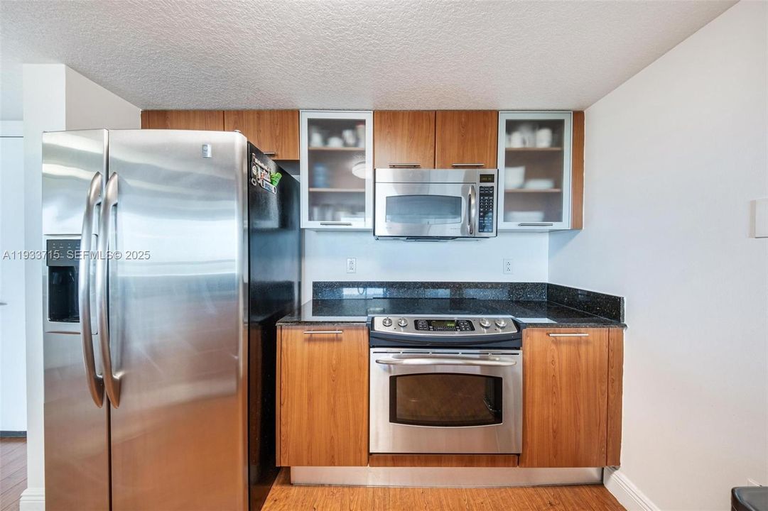 For Sale: $389,900 (1 beds, 1 baths, 822 Square Feet)