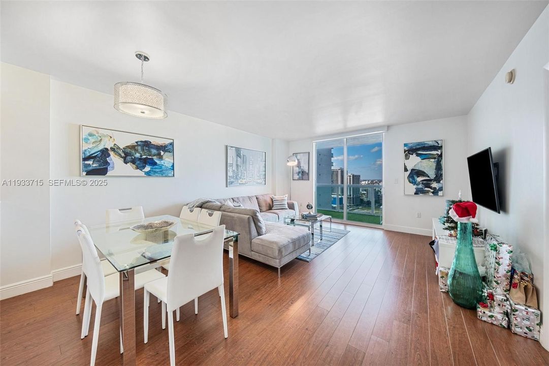 For Sale: $389,900 (1 beds, 1 baths, 822 Square Feet)