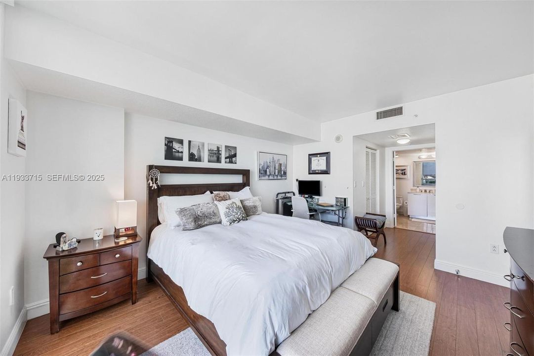 For Sale: $389,900 (1 beds, 1 baths, 822 Square Feet)