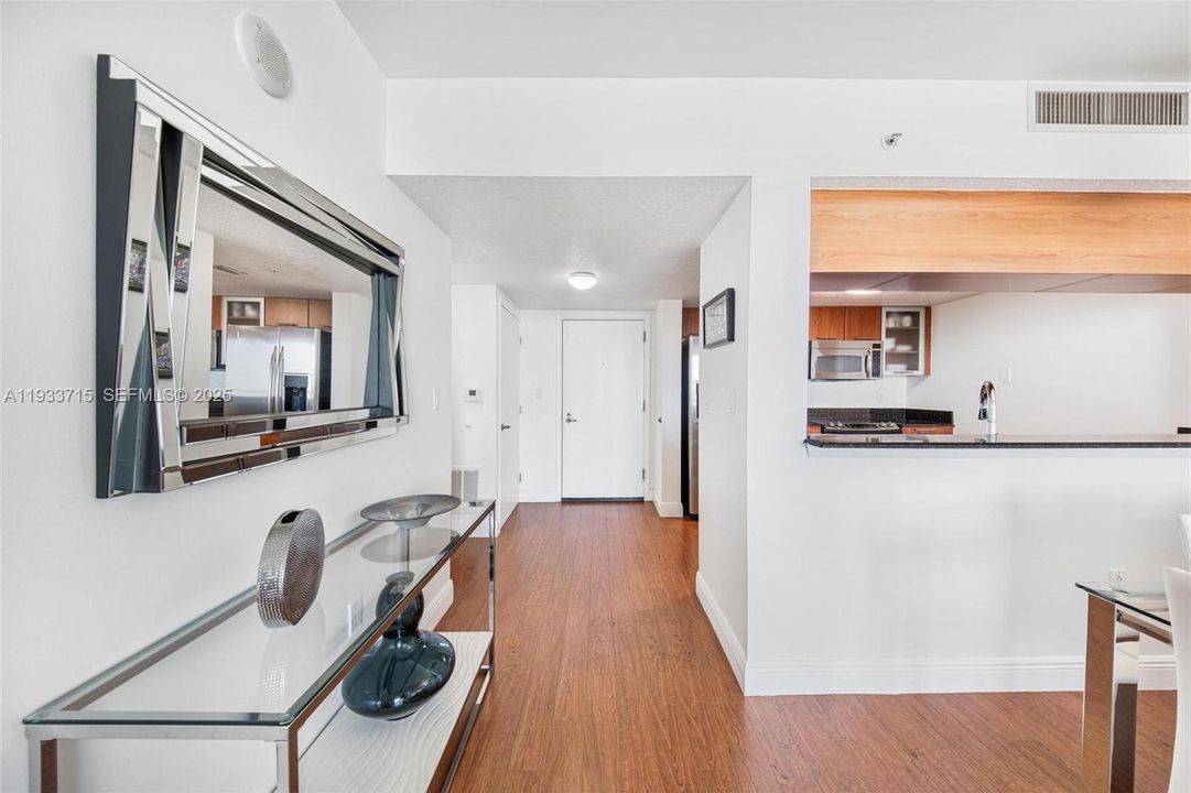 For Sale: $389,900 (1 beds, 1 baths, 822 Square Feet)