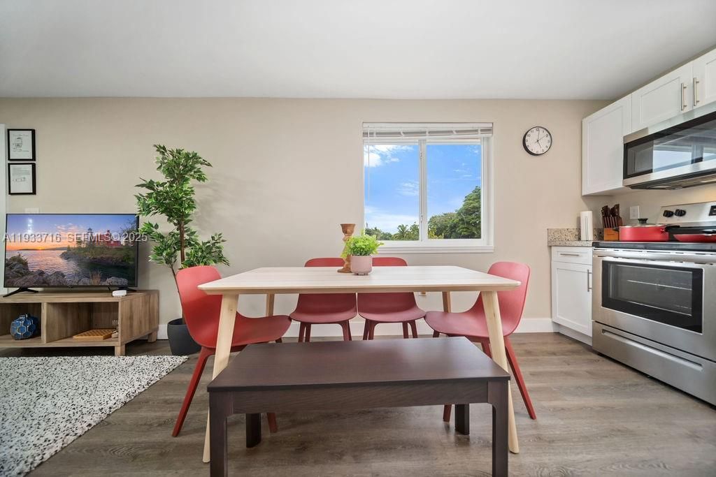 出租: $2,300 (2 贝兹, 2 浴室, 800 平方英尺)