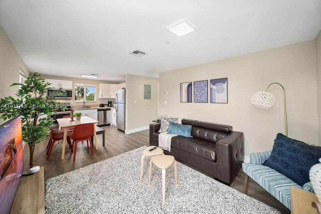 出租: $2,300 (2 贝兹, 2 浴室, 800 平方英尺)