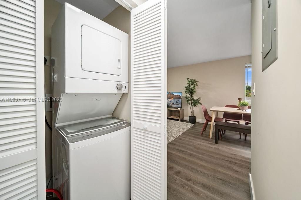 出租: $2,300 (2 贝兹, 2 浴室, 800 平方英尺)