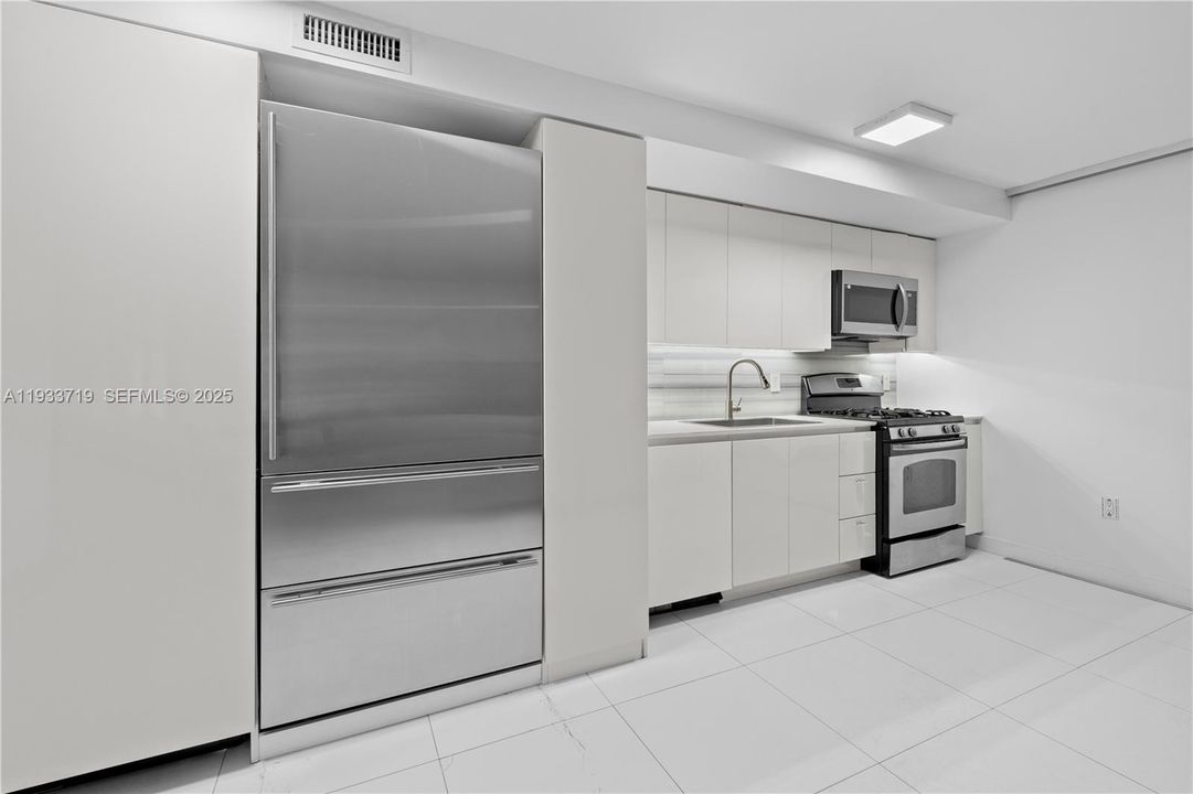 For Rent: $2,990 (1 beds, 1 baths, 630 Square Feet)