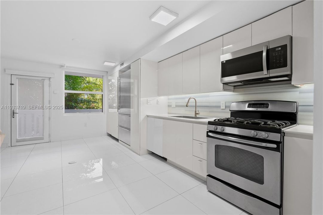 For Rent: $2,990 (1 beds, 1 baths, 630 Square Feet)