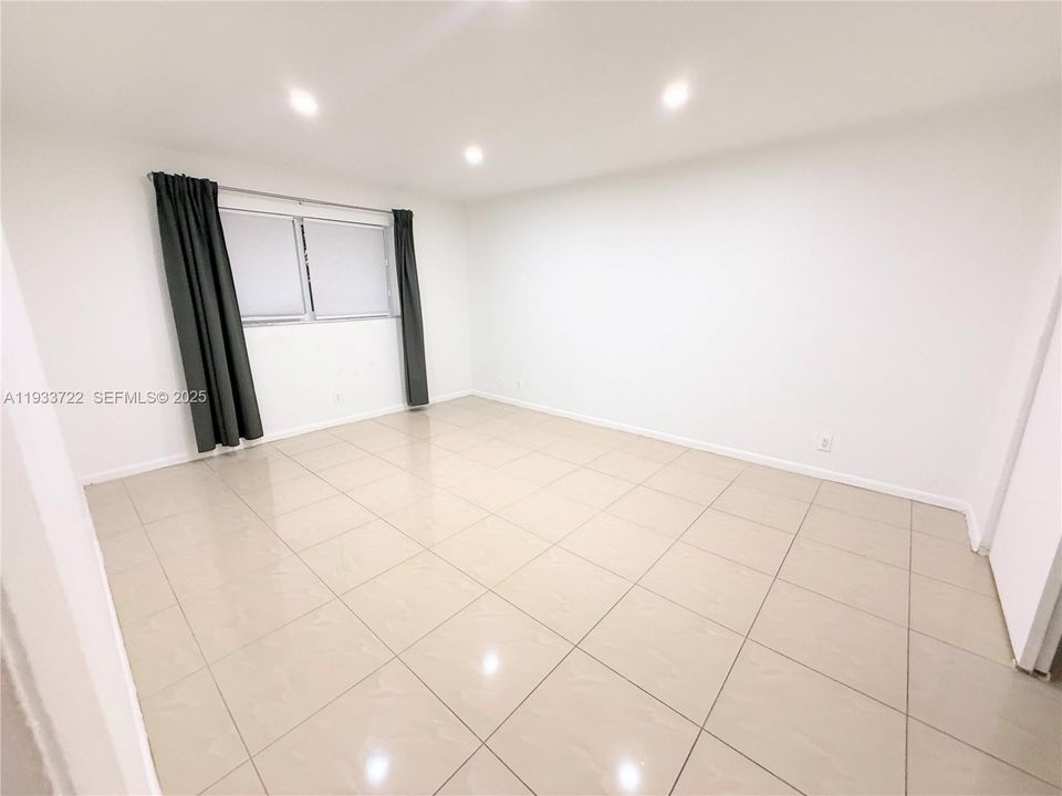 For Rent: $1,650 (1 beds, 1 baths, 1100 Square Feet)