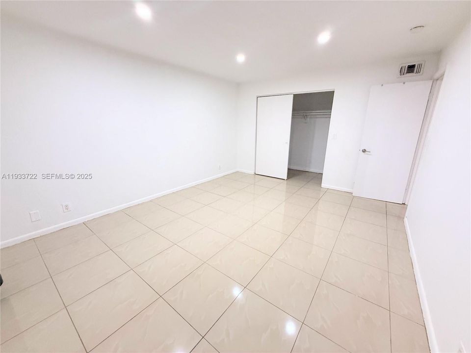 For Rent: $1,650 (1 beds, 1 baths, 1100 Square Feet)