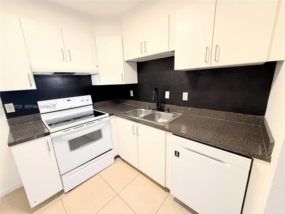 For Rent: $1,650 (1 beds, 1 baths, 1100 Square Feet)