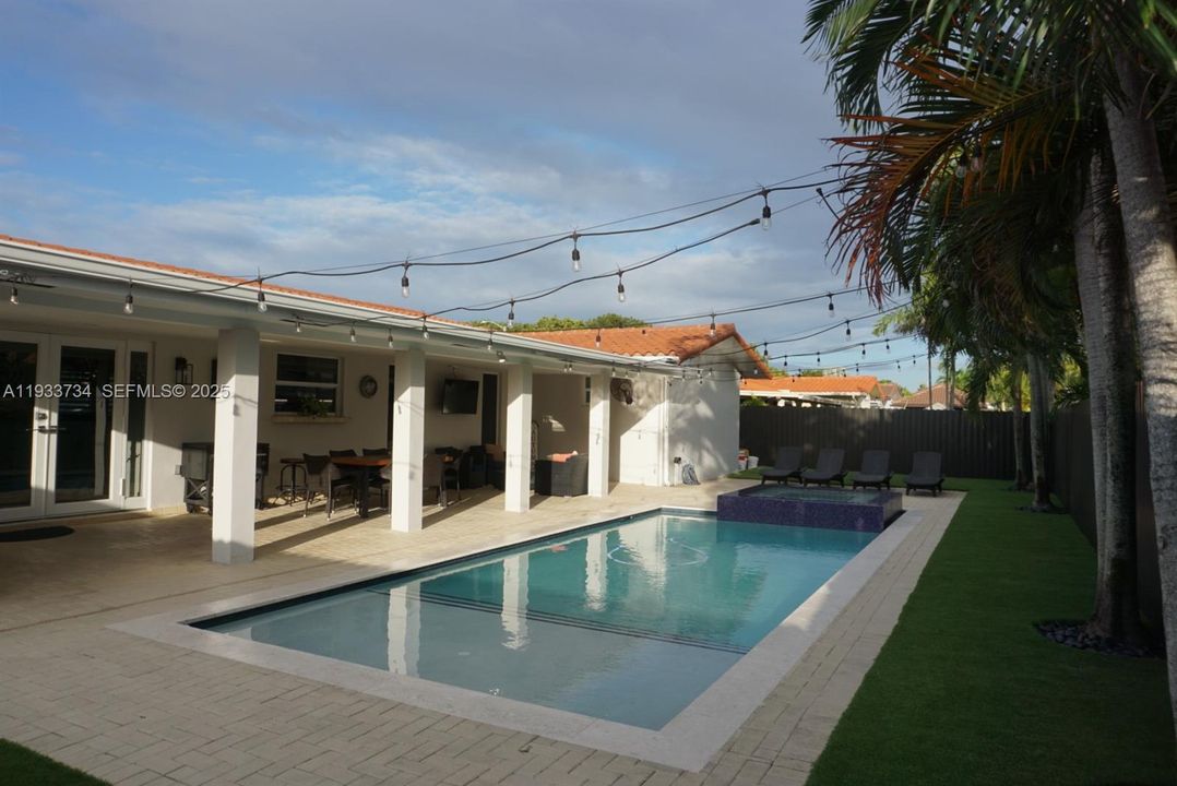 En Renta: $5,500 (4 camas, 3 baños, 2288 Pies cuadrados)