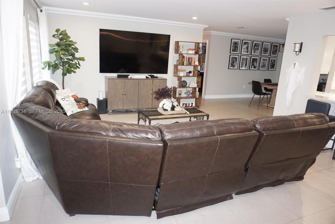 En Renta: $5,500 (4 camas, 3 baños, 2288 Pies cuadrados)