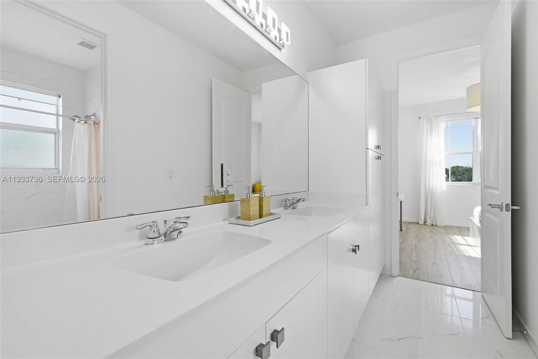 En Renta: $5,600 (4 camas, 3 baños, 3188 Pies cuadrados)