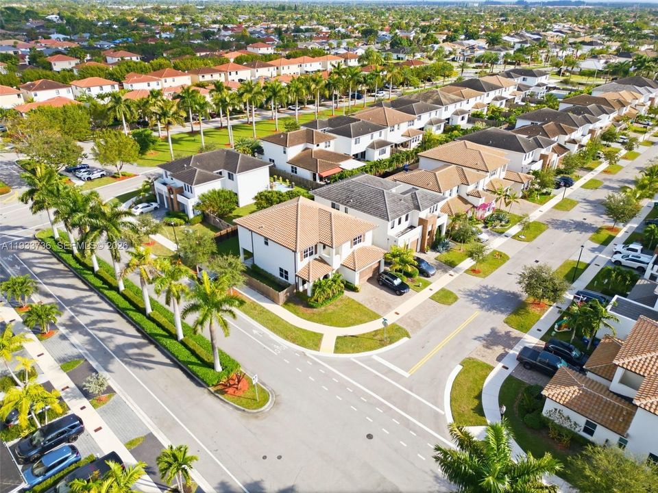 En Renta: $5,600 (4 camas, 3 baños, 3188 Pies cuadrados)