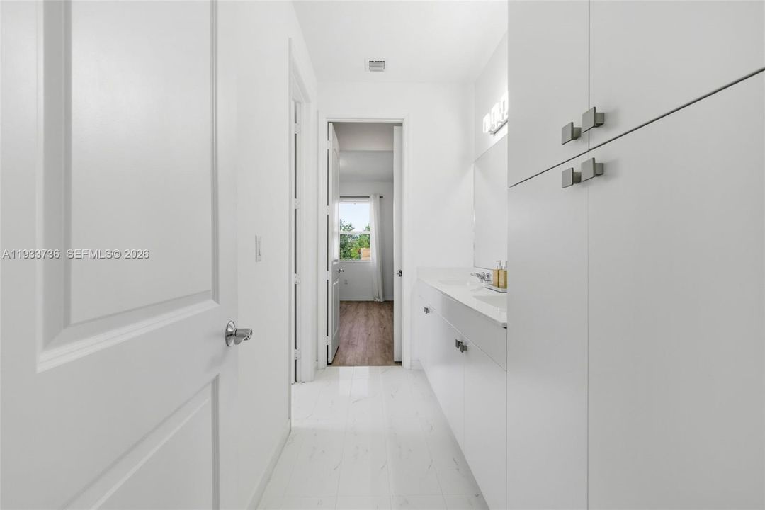 En Renta: $5,600 (4 camas, 3 baños, 3188 Pies cuadrados)