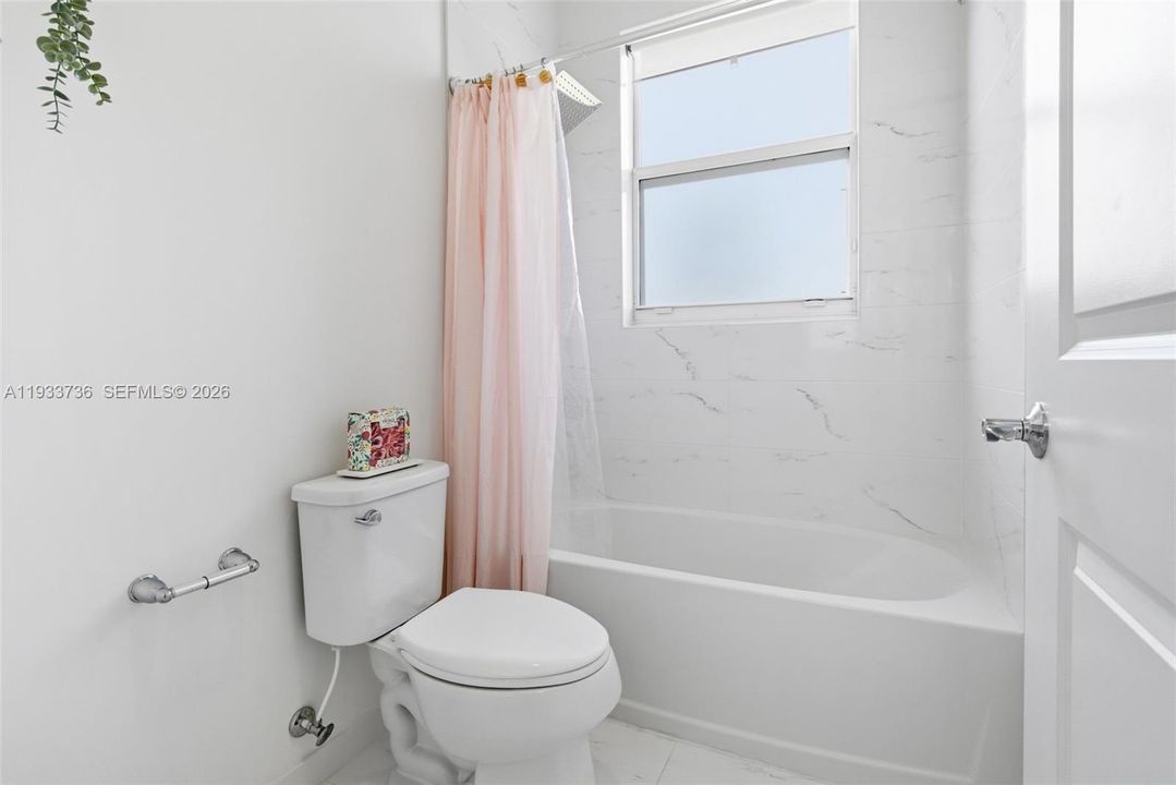 En Renta: $5,600 (4 camas, 3 baños, 3188 Pies cuadrados)