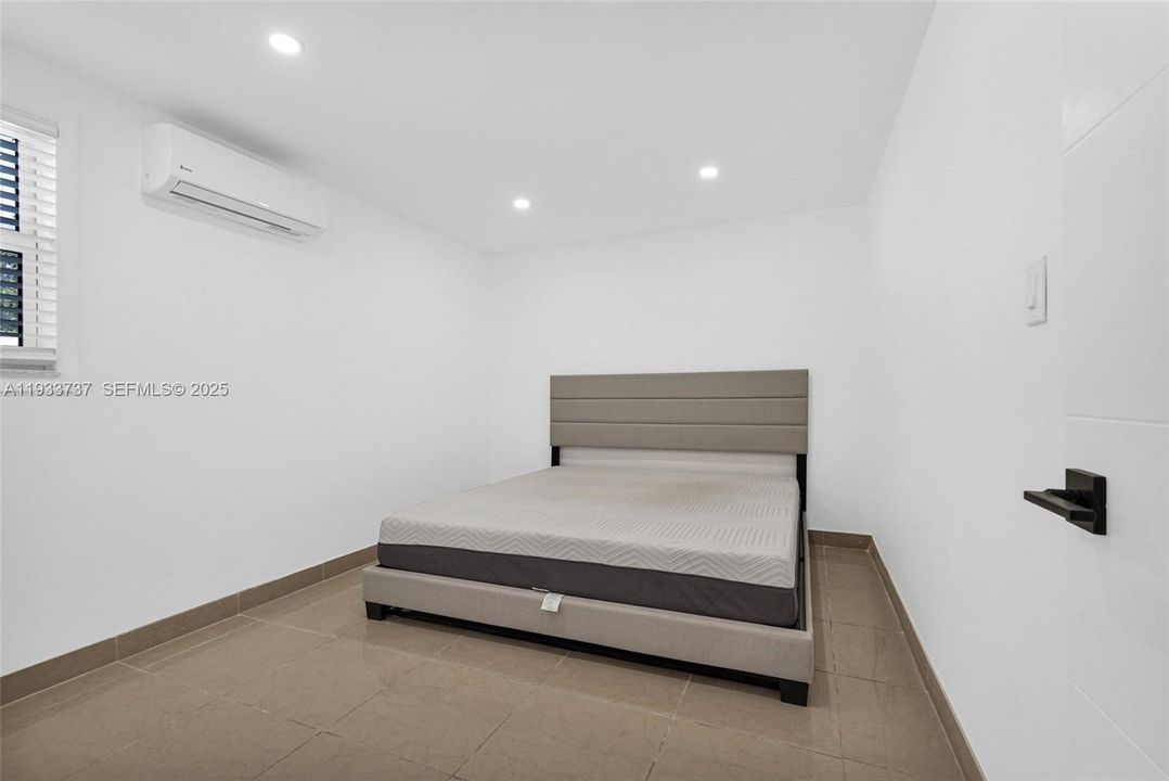 For Rent: $3,600 (3 beds, 1 baths, 1670 Square Feet)