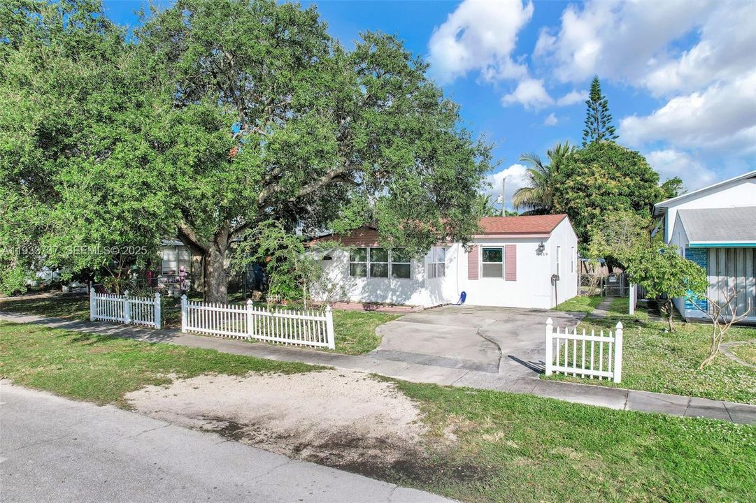 For Rent: $3,600 (3 beds, 1 baths, 1670 Square Feet)