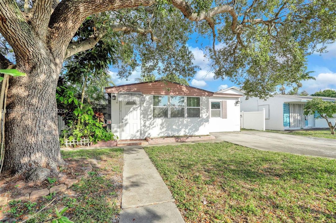 For Rent: $3,600 (3 beds, 1 baths, 1670 Square Feet)