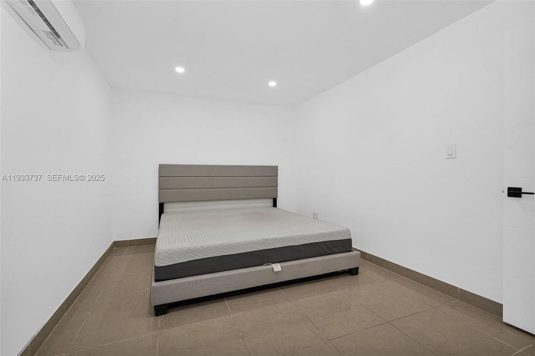 For Rent: $3,600 (3 beds, 1 baths, 1670 Square Feet)