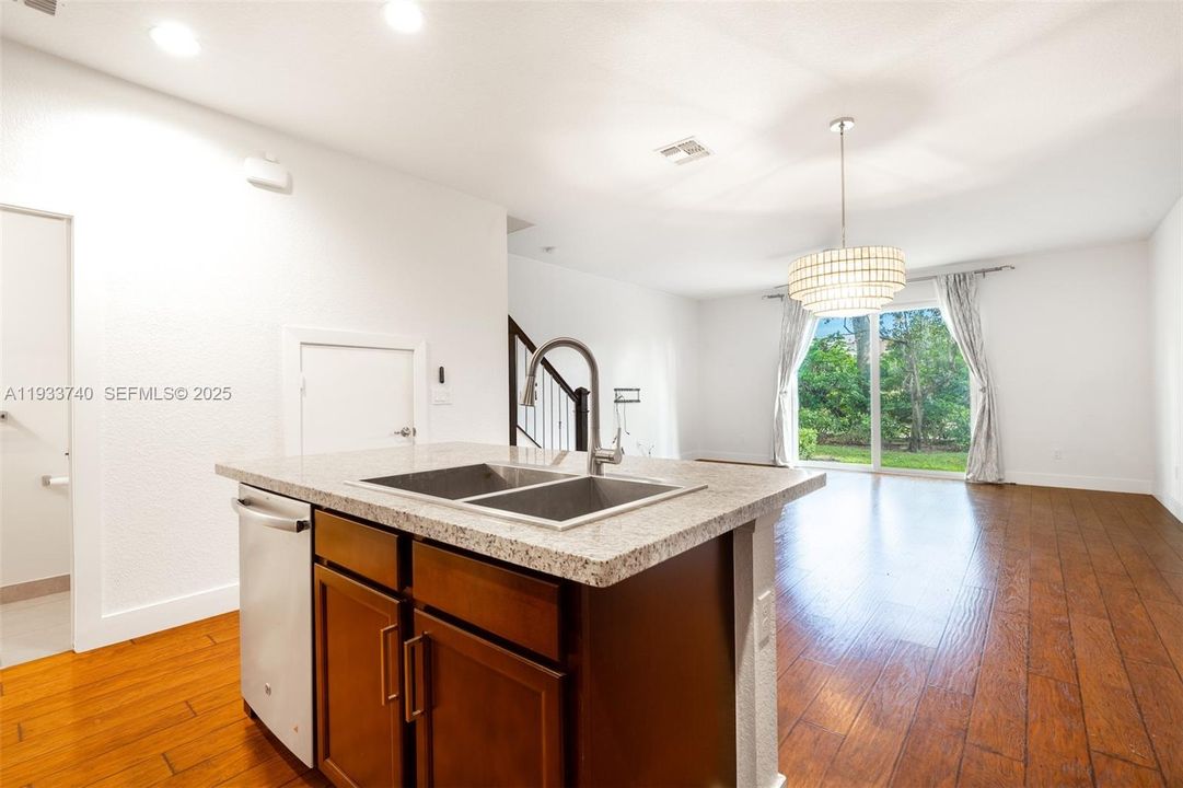 For Rent: $3,500 (3 beds, 2 baths, 1724 Square Feet)